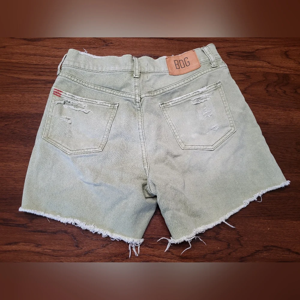 Urban Outfitters BDG Women's Green Dropped Waist Destroy High Rise Shorts, 26